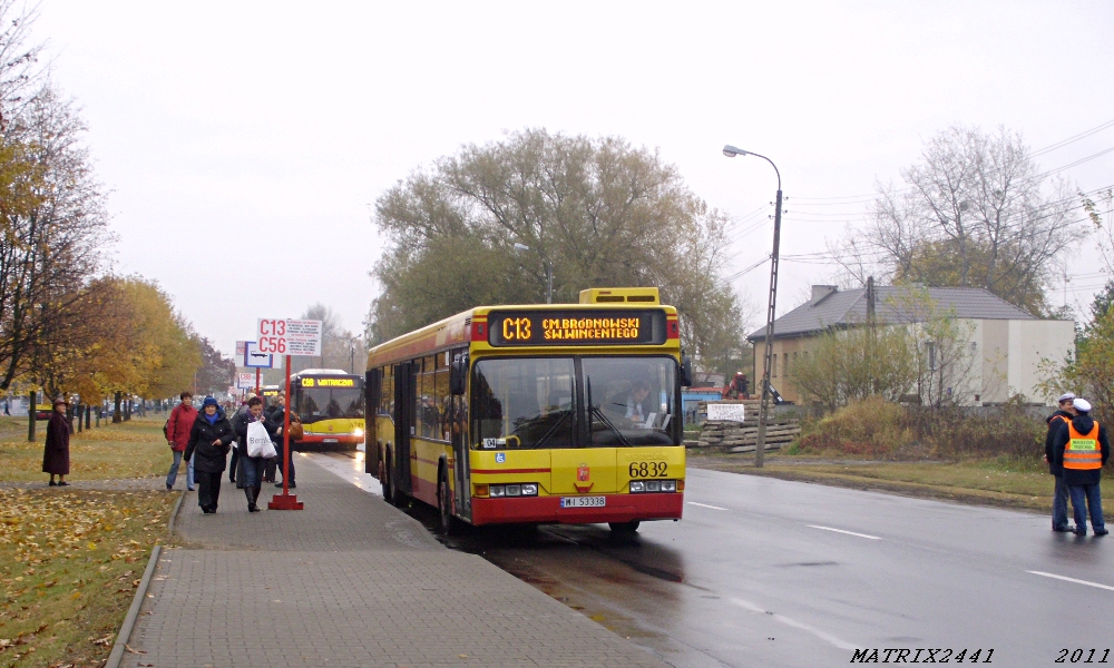 6832
Neoplan N4020td prod. 1998

Kleszczowa na C13 - to jednak mimo wszystko wygląda trochę dziwnie. Tym jednak autobusem wróciłem do domu z porannego pierwszolistopadowego focenia, którego efekty pokażę w październiku.

A dla tych, którzy mają bystre oko oraz miłośników 1299 mam (prostą) zagadkę. Gdzie na tym zdjęciu znajduje się nasz lewarkowy rodzynek?
Słowa kluczowe: N4020 6832 C13 CmentarzPółnocny WS2011