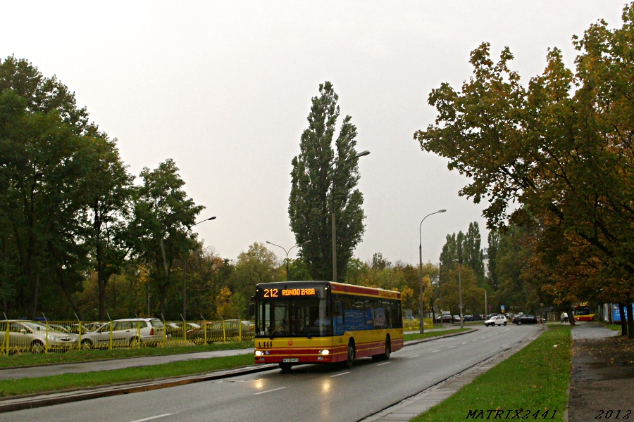 A444
MAN NL223 prod. 2003

ITS mnie zaskoczył, bo wygląda na to, że ten wóz przeszedł drobny remoncik. Ma świeżutkie blachy, nowe błyszczące felgi po stronie drzwi. Jak natomiast z wnętrzem - nie wiem, bo w środku nie byłem.
Słowa kluczowe: NL223 A444 212 Trocka