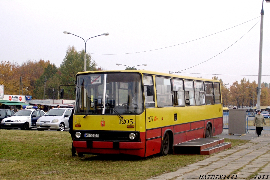 1205
Ikarus 260.04 prod. 1991

I na koniec mojej ostatniej serii zeszłorocznych cmentarek ulubieniec wielu, czyli obecny 1299, jako kasa na Wólce. W tym roku jest możliwe, że w podobny sposób spędzi przełom października i listopada. Jak będzie - zobaczymy...
Słowa kluczowe: IK260 1205 1299 CmentarzPółnocny kasa WS2011