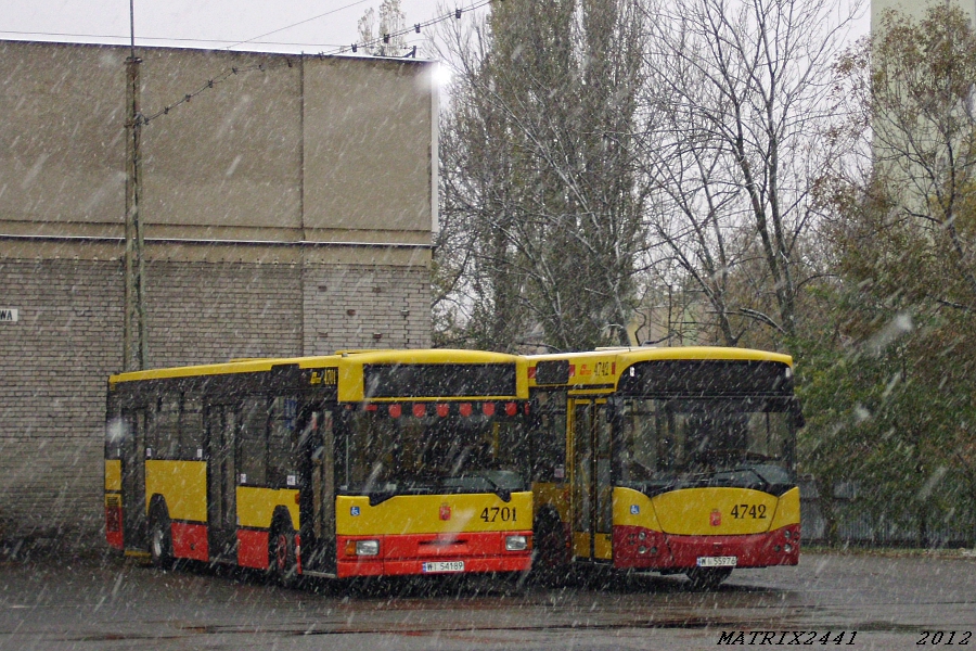 4701 4742
Jelcz M121M prod. 1997

Bracia gnioty z jednego rocznika, różniące się jednak od siebie. 4701 - nowy schemat malowania, stara, prostokątna górna część ściany przedniej. 4742 - stary schemat malowania, nowa buda.
Już wkrótce do redutowych M121 dołączą inne wozy tego typu - ze Stalowej.
Słowa kluczowe: M121M 4701 4742 R-6 Redutowa