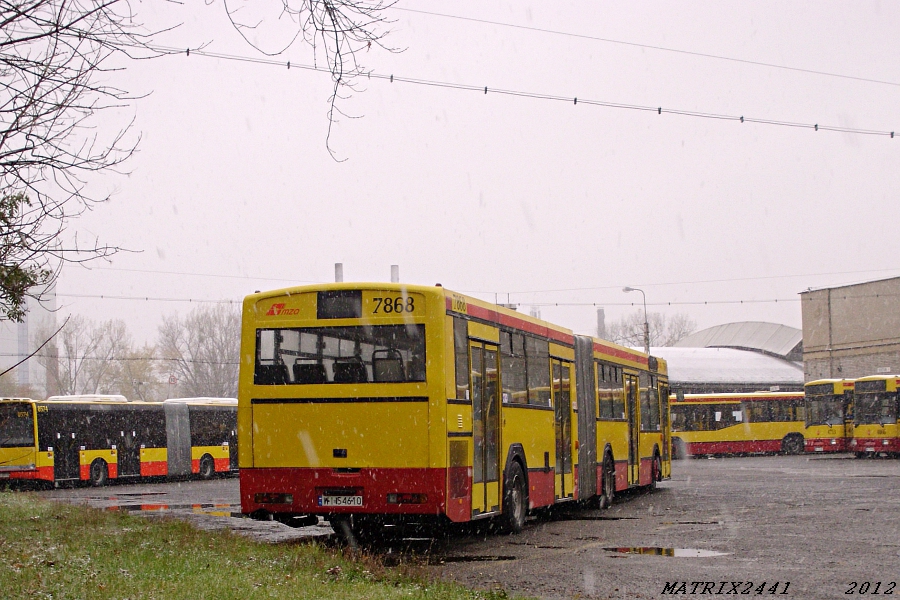 7868
Jelcz M181M prod. 1998

Odkurzacz odpoczywa w śnieżny poranek.
Na Redutowej jeszcze rok temu (też w ostatnią przedcmentarkową sobotę października tam byłem), widać było dominację Jelczy. Teraz pałeczkę przejmują Solarisy.
Słowa kluczowe: M181M 7868 R-6 ZajezdniaRedutowa