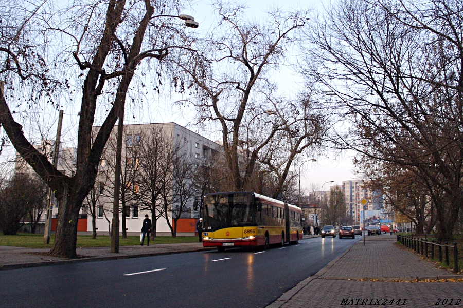 8896
Solaris Urbino 18 prod. 2009

A to już zrobiona ulica Myszkowska, przez której to remont w weekend mogliśmy oglądać ciekawe zawracanie mobilisowych Solarek na skrzyżowaniu Pratulińskiej z Ossowskiego. Przedtem to, co tu było ciężko było nazwać ulicą. Lepiej pasowałoby określenie "łatanka", bo górna nawierzchnia tej drogi składała się praktycznie z samych łat. Jakość wykonania tego niedużego remontu na pierwszy rzut oka całkiem niezła. Mam nadzieję, że parę ładnych lat wytrzyma. Cóż... teraz przydałoby się zrobić podobnie z Gorzykowską, Pratulińską i resztą obwodnicy Targówka, bo i tam asfalt dziurawy i bardzo nierówny.
Słowa kluczowe: SU18 8896 160 Myszkowska