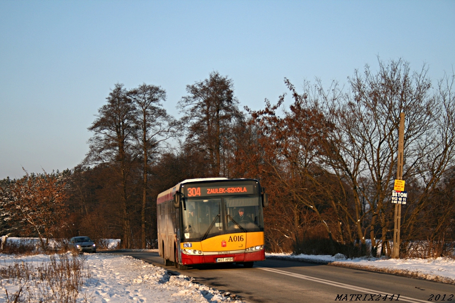 A016
Solaris Urbino 12 prod. 2009

Przepraszam, że lekkie mydło, ale ten oto ex Szeregowy wóz pół godziny po zrobieniu foty uratował mi tyłek, a raczej nogi przed doszczętnym przemarznięciem po 50 minutach stania lub chodzenia w śniegu podczas tego focenia.
Słowa kluczowe: SU12 A016 304 KątyGrodziskie