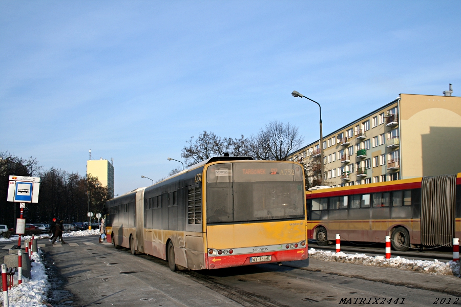 A752
Solaris Urbino 18 prod. 2010

Idąc na pętlę Targówek miałem na celu zajęcie sobie ciepłego miejsca w 160 i podjechanie na jakiś mały fotowypad w okolice Gorzykowskiej/Piotra Skargi. Jednak dochodząc od pętli minęło mnie 517, które to okazało się być w postaci A752, z właścicielem oczywiście, który to debiutował wczoraj na 517. Więc moje plany uległy zmianie - przejechałem się do Ursusa. Z Targówka foty średnio wyszły, to zapodaję stąd. Jak widać sól i mróz robią swoje - Sraliś niemal cały jest jakby w solnym pyle.
Słowa kluczowe: SU18 A752 517 UrsusNiedźwiadek