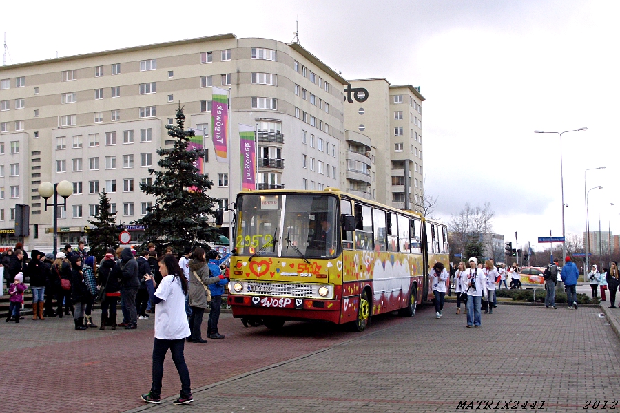 5432
Ikarus 280.38A prod. 1995, kasacja 2012

Naszło mnie na wspomnienia przy tym zdjęciu z Owsiakiem. To zeszłoroczna akcja bicia rekordu osób, które wejdą do Ikarusa. Wtedy się udało, bo akcja była trochę bardziej rozreklamowana, niż rok wcześniej. Napisałem o tym temat na WAWKOM-ie, potrąbiłem trochę o tym znajomym i paru miłośnikom, zleciłem to samo innym. Jak widać, akcja reklamowa w całości wypaliła, bo w ok. pół godziny zebrało się 349 osób plus kierowca i rekord został pobity o 13 czy 14 osób! :D 2 lata temu postawiono tu 5200, ludzie zbierali się ponad godzinę i weszło tylko 307. Ale to była dopiero pierwsza taka akcja. Mam nadzieję, że sztab WOŚP nie spocznie na laurach i pobitym rok temu rekordzie, i że w tym roku też uda się coś podobnego zorganizować.
Słowa kluczowe: IK280 5432 Targówek-Ratusz bicierekorduwIkarusie