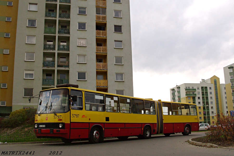 5797
Ikarus 280.70E prod. 1997

Tym razem kolega Domas mnie nie ubiegnie. :D Wczoraj, jak już się kładłem spać, olśniło mnie, że kiedyś z Adamem zwiedzałem 511 Jego wozem, zatem foto Ikarusa na 511 mam. Jakoś jaka jest - widać, bo jeszcze małpą pstrykałem.

Zdjęcie z dedykacją dla Kefasa i Domasa, który sądził, że zdąży mnie ubiec (choć z Ikarusem na 723 pewnie mu się uda) :P oraz pozdrowieniami dla kiera i współtowarzysza wyprawy - konriego.
Słowa kluczowe: IK280 5797 511 DąbrówkaWiślana