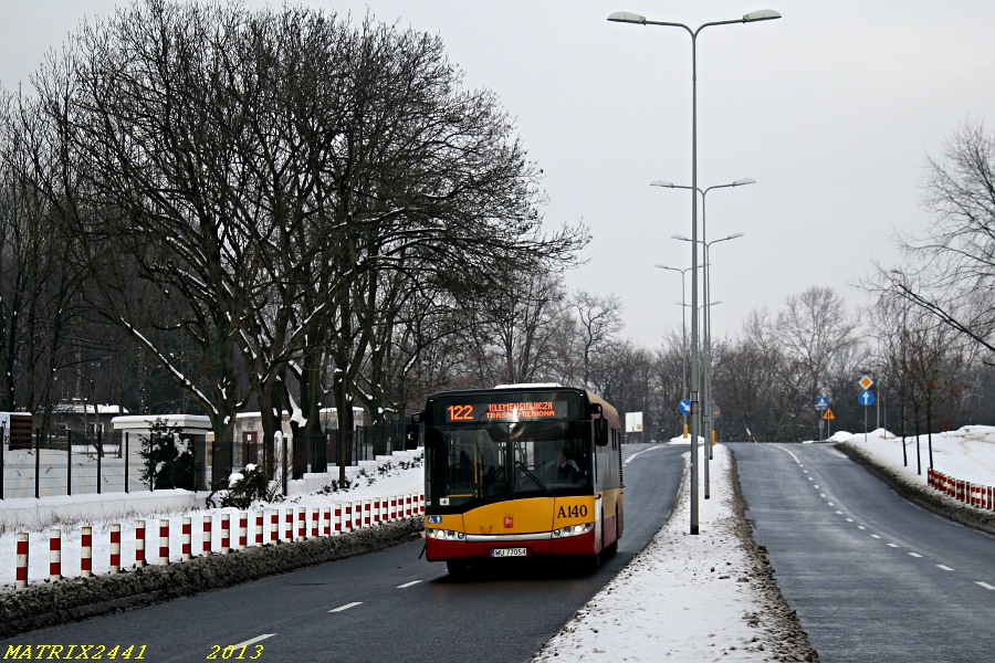 A140
Solaris Urbino 12 prod. 2007

Wczoraj przed południem wybrałem się na mały fotowypad na tereny Bielan i północnego Żoliborza.

Stara 12-tka skończyła właśnie zjeżdżać z niewielkiego nasypu, na którym umiejscowiona jest pętla Gwiaździsta.
Słowa kluczowe: SU12 A140 122 Gwiaździsta