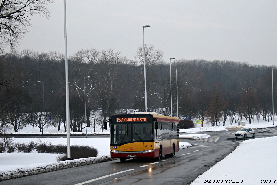 A138
Solaris Urbino 12 prod. 2007

Podjazd na pętlę na Gwiaździstej, a w tle przepiękny (choć raczej nie o tej porze roku) las Bielański. Swoją drogą - widoczne tu cyferki pod światłami Solarki to chyba najmniejszy rozmiar, jaki został dotąd zastosowany na buźce autobusu.
Słowa kluczowe: SU12 A138 157 Gwiaździsta