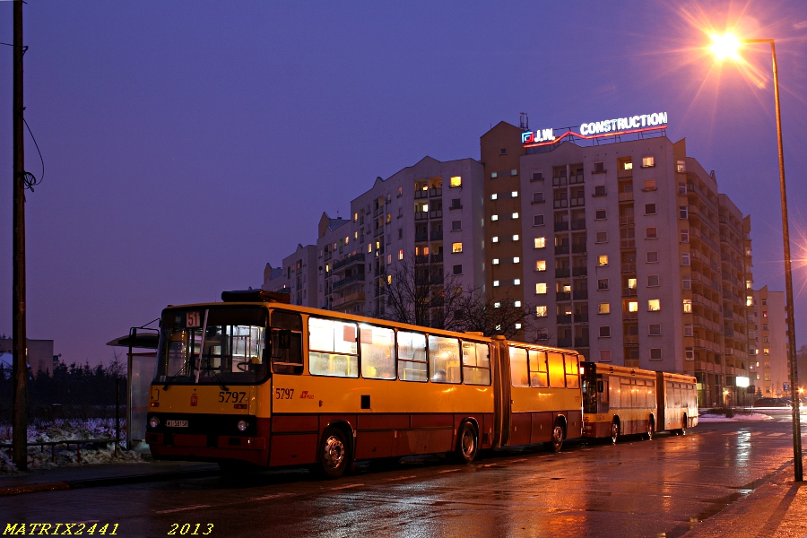 5797
Ikarus 280.70E prod. 1997

Jutro będzie chyba jedynym dniem w tym tygodniu, kiedy nie będę na wyprawie w poszukiwaniu Ikarusów. Tu - wczorajsze deszczowe popołudnie na Dąbrówce Wiślanej. Niestety pogoda od wczoraj jest ohydna...

Pozdrowienia dla kierowcy!
Słowa kluczowe: IK280 5797 511 DąbrówkaWiślana