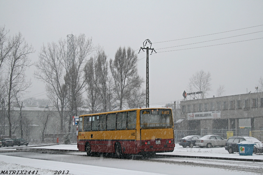 6412
Ikarus 260.73A prod. 1995

Pewnie sporo focistów ze względu na Tłusty czwartek i pogodę zostało dziś w domu, a Matrix się zimy nie boi i pojechał na polowanie na linii 338. Kiedy byłem w gimnazjum, szczególnie w pierwszej klasie było tu sporo fajnostek, jeśli chodzi o obsługę linii. Po pierwsze - wszystkie brygady były wysokie, zawsze obsadzone Ikarusami, po drugie - niemal każdego dnia można było tu spotkać lewarka -  jak nie 1658, to 1005, a czasami i oba.
Słowa kluczowe: IK260 6412 338 ZajezdniaUtrata