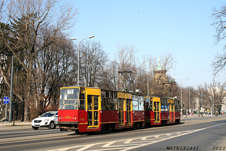 1356+1355
Konstal 105Na prod. 1991

Oto pierwszy ze sfoconych wczoraj składów. Jest już niewiele takich 105-tek, które dolne płaty drzwi mają przezroczyste. Jednak to właśnie takie lubię najbardziej. Jeszcze dołączając stare światła...
Słowa kluczowe: 105Na 1356+1355 18 AlejaSolidarności