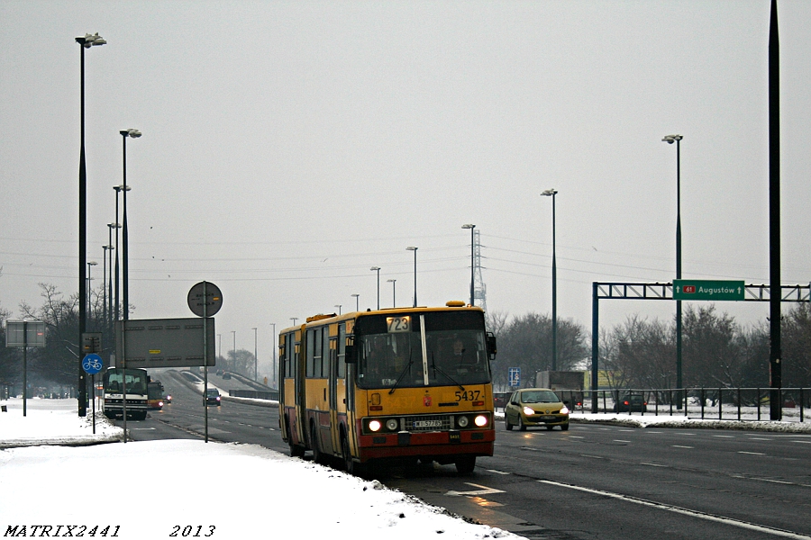 5437
Ikarus 280.37D prod. 1994, kasacja 03.2013

Niestety przy okazji kasacji niektórych Ikarusów na Stalowej, żegnamy zacnego, jednego z najbardziej odpicowanych i odrzutowych bizonów (za czasów swej świetności) w MZA. To kolejny z moich ulubionych autobusów, który kończy żywot. Poszedł 2441, poszedł 5232, poszedł 6336 i teraz kolej przyszła właśnie na 5437. Pozostają tylko wspomnienia tych wspaniałych, często bardzo szybkich jazd tym bizonem i zdjęcia. To dedykuję Kefasowi, mck, pewu i wszystkim, którzy ten świetny wóz lubili.
Słowa kluczowe: IK280 5437 723 Modlińska