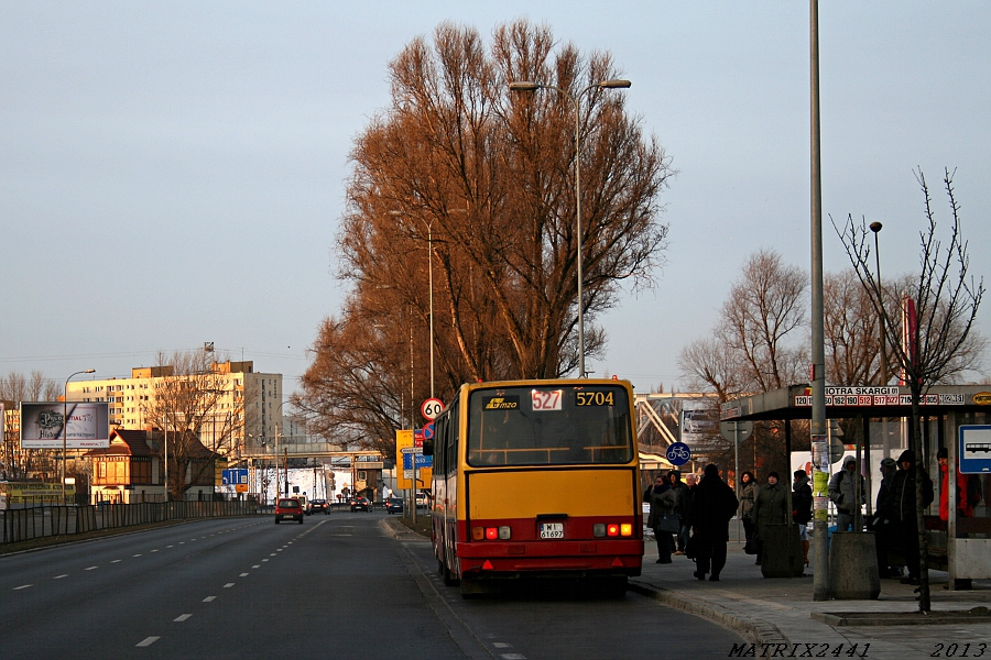 5704
Ikarus 280.70E prod. 1997

Wielki Czwartek to mój ulubiony dzień Triduum Paschalnego. W tym roku zaczął się bardzo wcześnie. Jednak opłacało się wstać o takiej godzinie.
Ikarusy na 527 pojawią się nie tylko od święta, tak, jak było to np. 1 listopada. Można je spotkać niemal w każdy dzień powszedni, trzeba jedynie bardzo rano wstać. Wysoka BWL-ka 062 robi jedno kółko na 527, po czym przebiera się ok. 5.57 w 805 i gania na tym do końca szczytu A.

Przy okazji tego zdjęcia życzę owocnego i godnego przeżycia Świąt Zmartwychwstania Pańskiego, dużo radości oraz odpoczynku!
Słowa kluczowe: IK280 5704 527 Radzymińska