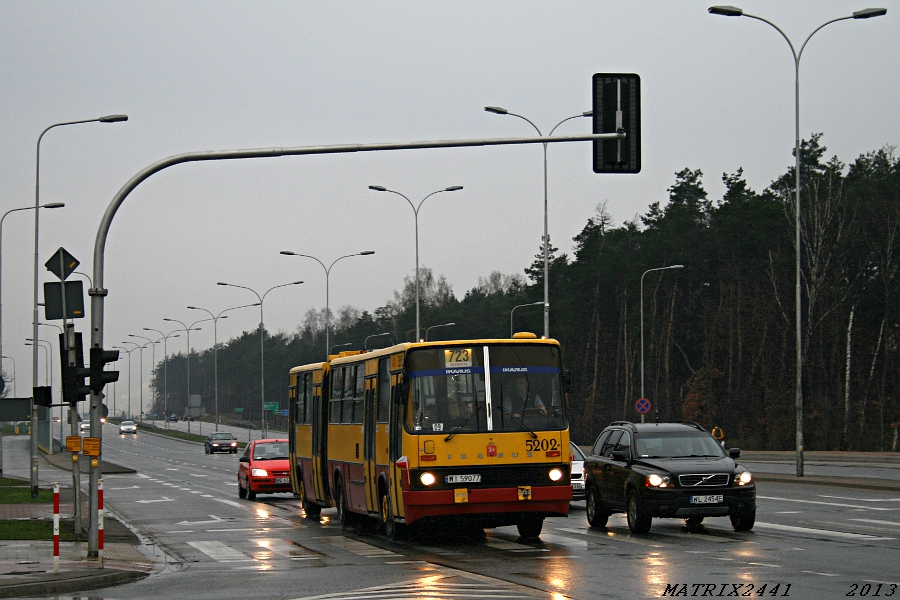 5202
Ikarus 280.37 prod. 1992

No to żeby pogodzić Szanownych Panów, wrzucam swoje zdjęcie, odrobinę bardziej dopracowane. Ja wozu na szczęście nie całowałem, ale chętnie się nim przejechałem. I muszę nieco zmienić zdanie o tym bizonie - klimat wozu jest, odejście ma on świetne. Jednak czasami przy przeciąganiu pierwszego czy drugiego biegu nadal zdarza się ten pisk, który zraził mnie do tego wozu. Gdyby ów Ikarus był jeszcze wyposażony w skrzynię Voith, to byłoby miodzio. W ramach ciekawostki dodam, że wóz w pełnym oflagowaniu dojechał tylko do Żerania. Tam biało-czerwona flaga została zakoszona przez jakąś młodą mamusię dla swojego synka.
Słowa kluczowe: IK280 5202 723 Modlińska