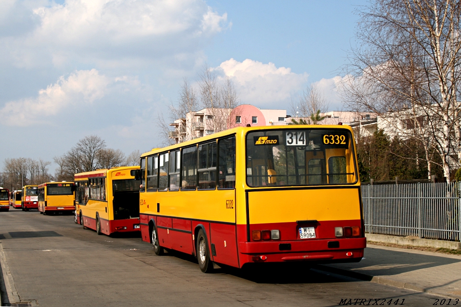 6332
Ikarus 260.73A prod. 1993

Krótkiego Ikarusa na dodatku na 314 na Omni-Busie chyba jeszcze nie mieliśmy. Przed 6332 stoi padły i oklapły 4782 na 516.
Słowa kluczowe: IK260 6332 4782 314 Nowodwory