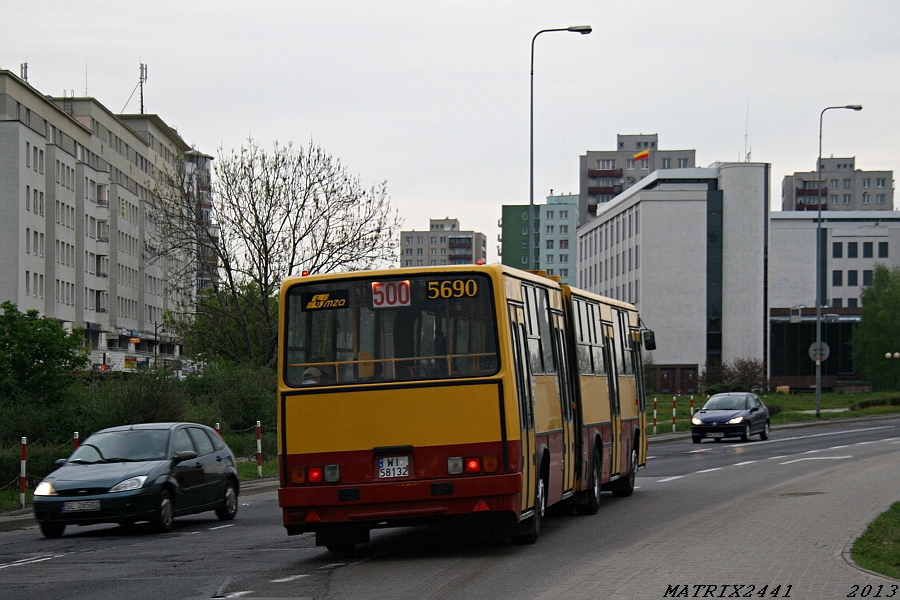 5690
Ikarus 280.70E prod. 1996

Linia 500 w wersji "na leżąco". Nie wiem czemu ta wtyczka w drodze na Podgrodzie zatrzymywała się na przystankach... Na odcinku Kołowa - Żuromińska pasażerów było można policzyć na palcach obu rąk.
Słowa kluczowe: IK280 5690 500 ŚwiętegoWincentego