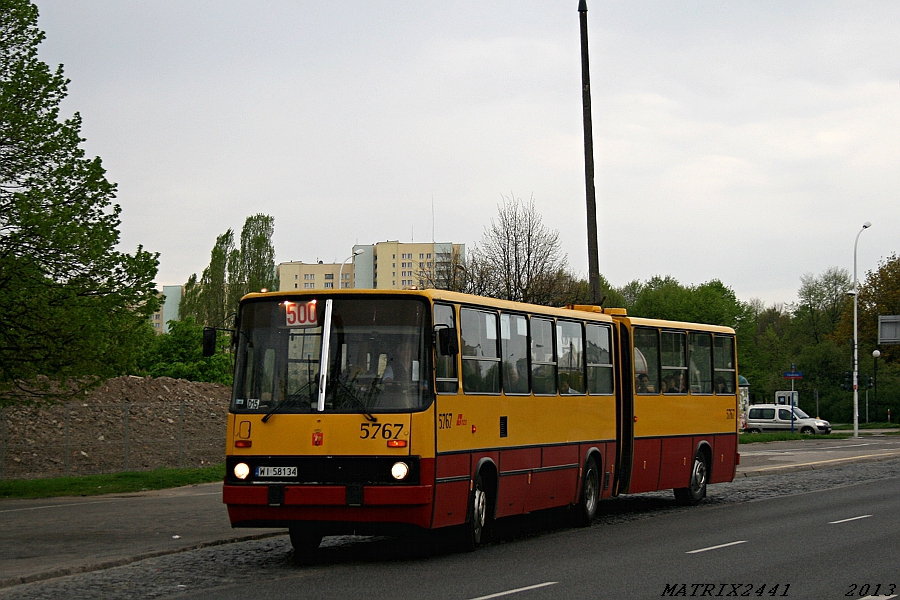 5767
Ikarus 280.70E prod. 1997

Ostatni z wtyczkowych Ikarusów rusza w swój pierwszy kurs w kroplach deszczu.

Wtedy wreszcie udało mi się ustawić jasność, przysłonę i wszystko tak, jak trzeba.
Słowa kluczowe: IK280 5767 500 Kondratowicza