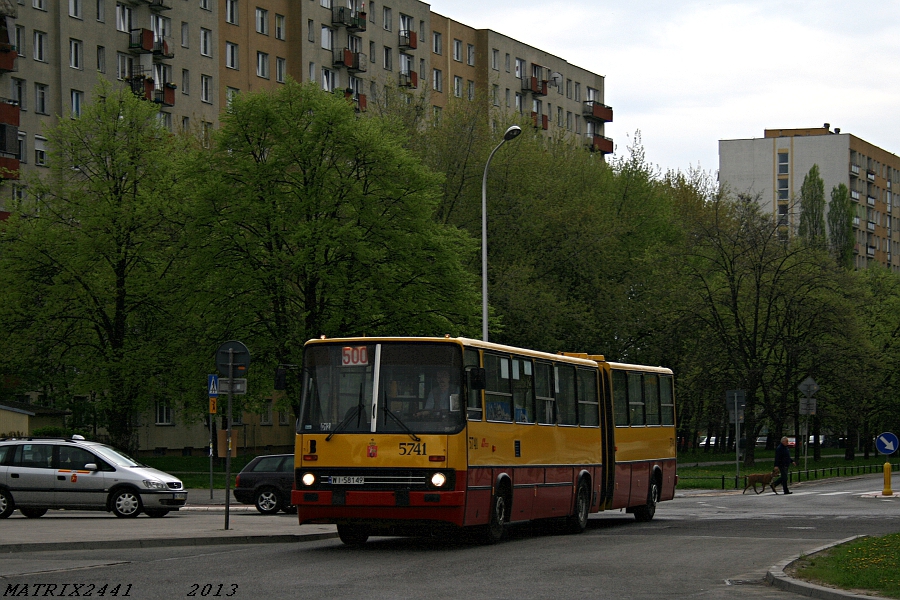 5741
Ikarus 280.70E prod. 1997

Przespałem moment, kiedy ten wóz podjechał na Kołową, gdzie stałem, więc musiałem nań trochę poczekać. Ostatecznie ten Ikarus został złapany na wjeździe na sympatyczny bródnowski kraniec.
Słowa kluczowe: IK280 5741 500 BródnoPodgrodzie