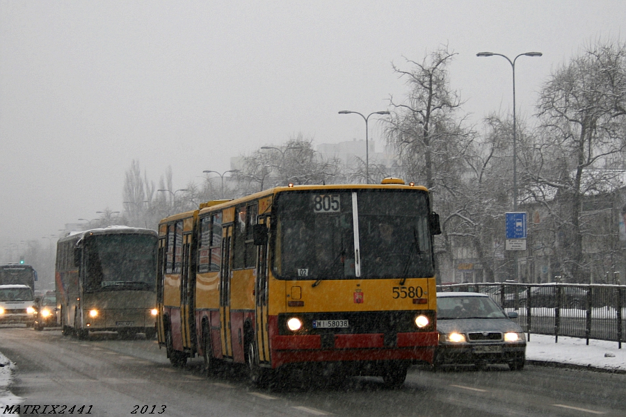 5580
Ikarus 280.70E prod. 1995

Niestety nie mam na dziś foty 5202, to wstawiam zdjęcie innego Ikarusa. Przy okazji tego jednak zdjęcia chciałbym życzyć Moderatorowi Omni-Busa - Prosperowi - w okolicach Jego urodzin dużo szczęścia, radości, pociechy z dziecka, wielu okazji do dynamicznej jazdy 5202, mnóstwa ciekawych kadrów i chęci do dalszego prowadzenia Portalu. ;-) 

Słowa kluczowe: IK280 5580 805 Radzymińska