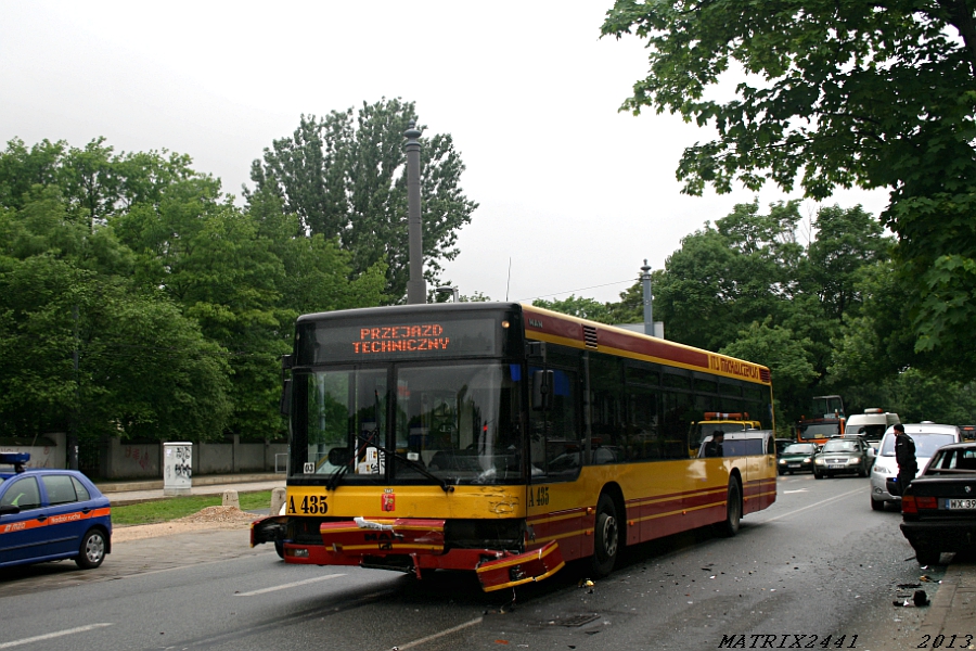 A435
MAN NL223 prod. 2003

Nawet nie zdążył wyjechać na trasę. Wypadek tego MAN-a z BMW widocznym w prawej części zdjęcia spowodował spore utrudnienia na Jagiellońskiej - np. 509 zagościło na Ratuszowej
Słowa kluczowe: NL223 A435 Jagiellońska