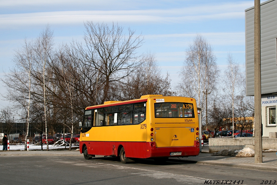 A379
Autosan H7-20 Solina prod. 2008

Linia 202 została uruchomiona na początku 2008 r. po dostarczeniu do Warszawy Solinek. Była to jedna z trzech pierwszych linii - na których jeździły te maluchy - jakie wówczas utworzono. Jeździła wtedy na jednokierunkowej trasie krańcując na Suwalskiej. Obecnie linie 2xx są określane mianem linii zwykłych. W pierwszych miesiącach ich kursowania nosiły nazwę linii uzupełniających.
Słowa kluczowe: H7-20 Solina A379 202 BródnoPodgrodzie