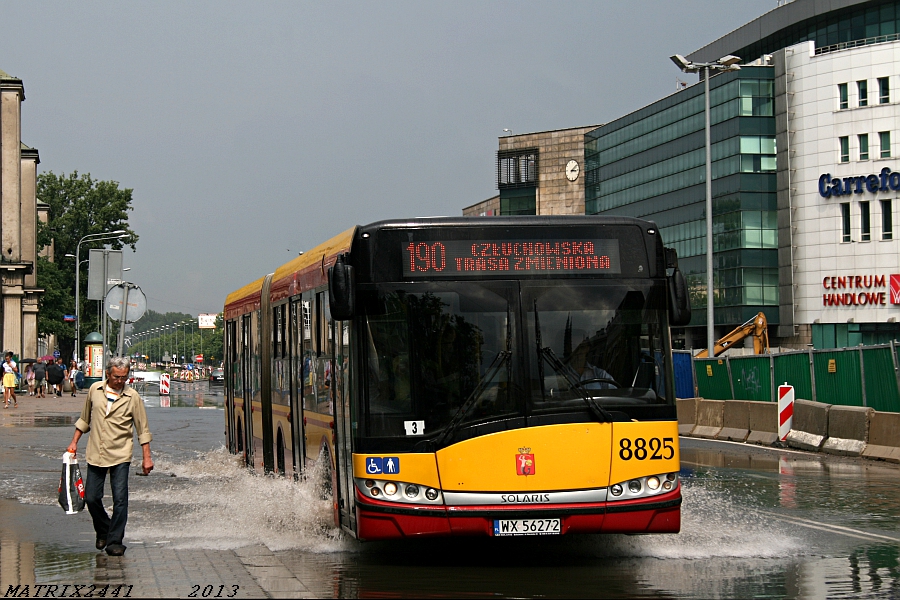 8825
Solaris Urbino 18 prod. 2008

Kiedy jakiś autobus podjeżdżał na przystanek w kierunku Metra Ratusz z prędkością większą, niż 5 km/h, to chodnik po tej stronie ulicy był natychmiast zalewany przez wodę.
Słowa kluczowe: SU18 8825 190 AlejaSolidarności WodnyŚwiat