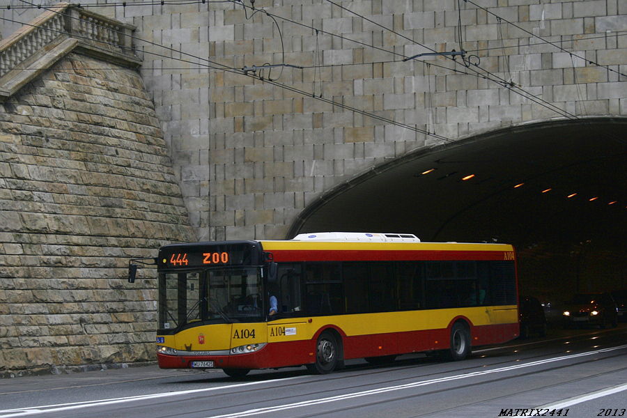 A104
Solaris Urbino 12 prod. 2007

Z tunelu zaczęło się wyłaniać coś krótkiego, czyli tabor niespotykany tu w ciągu dnia. U12 okazało się jeździć na 444, które znalazło się w tym miejscu w związku z manifestacjami "Solidarności".
Słowa kluczowe: SU12 A104 444 AlejaSolidarności