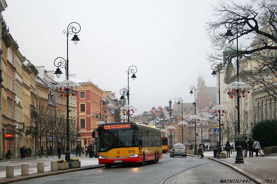 8751
Solaris Urbino 15 prod. 2001

Dziś po raz pierwszy w tym sezonie spadł śnieg. Nie utrzymał się wprawdzie zbyt długo, ale jednak przez jakiś czas chodniki były białe. Już za niedługo zapewne sypnie porządniej, a Trakt Królewski znów będzie pięknie oświetlony za sprawą świątecznych dekoracji.
Słowa kluczowe: SU15 8751 128 KrakowskiePrzedmieście