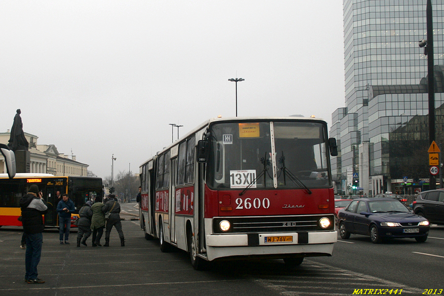 2600
Ikarus 280.26 prod. 1987

Zatrzymani przez milicję.

Solidarność, Solidarność! Niech żyje wolna Polska, precz z komuną!
Słowa kluczowe: IK280 2600 13XII PlacBankowy