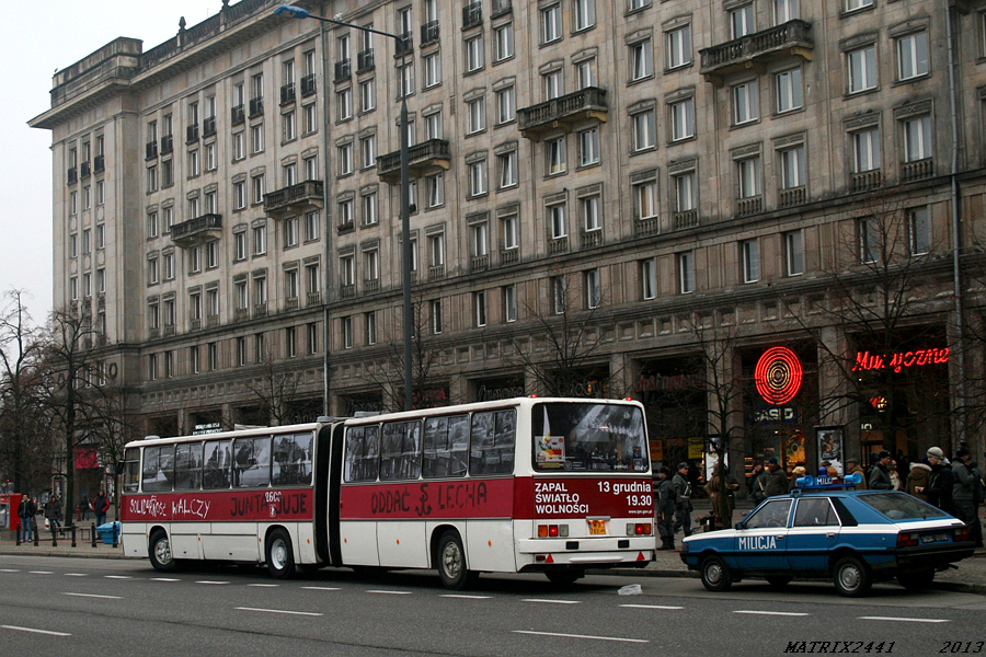 2600
Ikarus 280.26 prod. 1987

I wybiła 19.30.
Ikarus na specjalnej linii uruchomionej w związku z 32. rocznicą wprowadzenia w Polsce stanu wojennego zakończył swój drugi kurs i - w atmosferze niemal dokładnie jak z 1981 roku - oczekuje na trzeci wyjazd w trasę. Muszę przyznać, że linia została dobrze zorganizowana. Podróż wzbogacana była opozycyjnymi piosenkami sprzed 30-tu lat, ciekawym opowiadaniem przewodnika o czasach stanu wojennego i scenkami rodem sprzed trzydzisetu dwóch lat - czasem milicja zatrzymała i pałowała (tylko tak na pokaz oczywiście) jakiegoś niewinnego działacza opozycji. Jedyne co raziło, to niesamowicie rozwleczony rozkład jazdy. Autobus jechał zazwyczaj z maksymalną prędkością ok. 25 km/h, a i tak był trochę przed czasem.
Słowa kluczowe: IK280 2600 13XII PlacKonstytucji