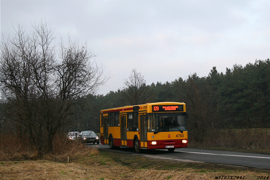 4782
Jelcz M121M prod. 1997

Zdjęcie jakie chciałem już od dawna tutaj zrobić - klimat, jaki panuje tu od zawsze, a którego już naprawdę niewiele zostało (praktycznie zero cywilizacji, no może poza tymi pojazdami i drogą) i jakiś dobry stary wóz.

Był 4832 gdzieś za Rynią, jest 4782 gdzieś za Lewandowem.

Przepał usuwany manualnie - niebo wycięte, obrobione oddzielnie i wklejone z powrotem.
Słowa kluczowe: M121M 4782 120 KątyGrodziskie