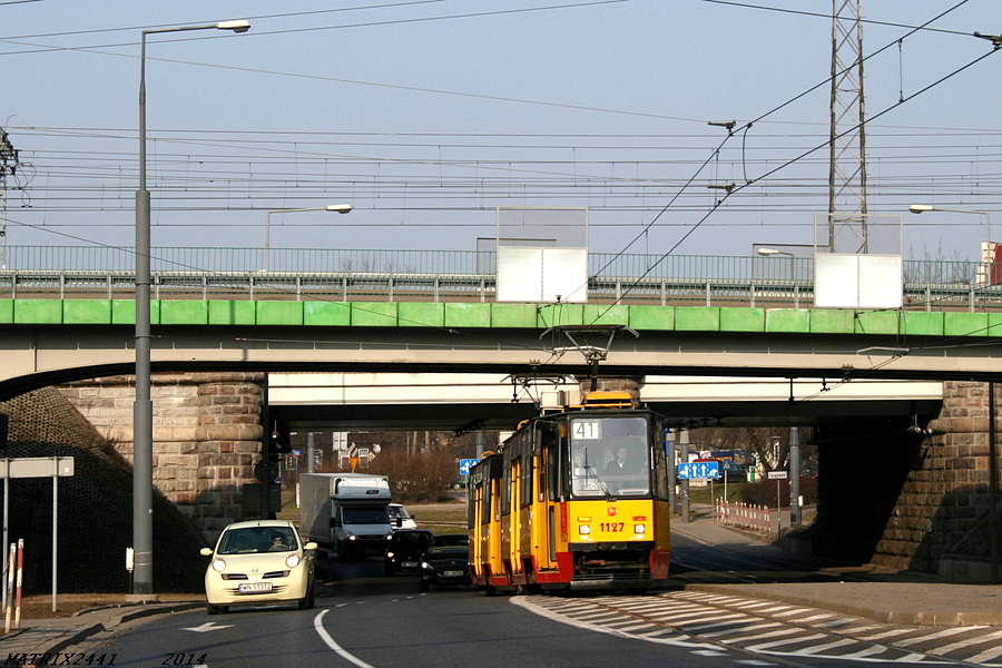 1127+1211
Konstal 105Na prod. 1985

Przyjechał sobie człowiek focić Jelcze, a tu mu nagle wyjeżdża 1, 41 i 4.
Od rana był niezły armagedon na Bródnie spowodowany wykolejeniem się tramwajów na skrzyżowaniu Rembielińskiej z Budowlaną. Zaowocowało to pojawieniem się Zetek i wizytami różnych linii w nietypowych dla nich miejscach.
Słowa kluczowe: 105Na 1127+1211 41 11Listopada