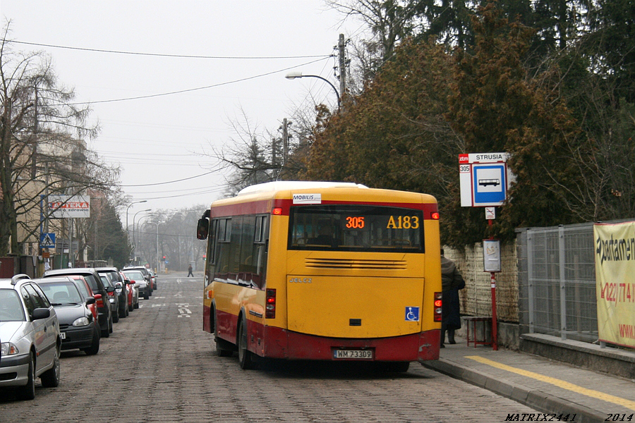 A183
Jelcz M083C Libero prod. 2008

Niewiele już jest w stolicy takich miejsc, z których nie mielibyśmy zdjęcia. Ale znalazła się też i nieobfocona pętla - Strusia. Zatem nadrabiam braki, bo jest to przyjemne miejsce. Trylinka, wąska uliczka, takie fajne zacisze. Niestety mała szerokość ulicy i brak chodnika po jej lewej stronie wymusiły pojawienie się tych zaparkowanych wszędzie puszek w kadrze...
Słowa kluczowe: M083C Libero A183 305 Strusia Skrzyneckiego