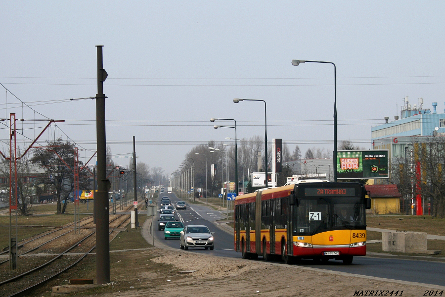 8439
Solaris Urbino 18 prod. 2005

Weekendowy remont torów na odcinku Rondo Żaba - Żerań Wschodni spowodował uruchomienie po raz kolejny linii zastępczej na tej trasie. Tym razem już wszystko było lepiej zorganizowane, przystanki były dobrze wytyczone i oznaczone, choć poprzednio też nie było źle.

No i nareszcie jestem w pełni zadowolony ze swoich zdjęć.
Słowa kluczowe: SU18 8439 Z1 ZaTramwaj Annopol