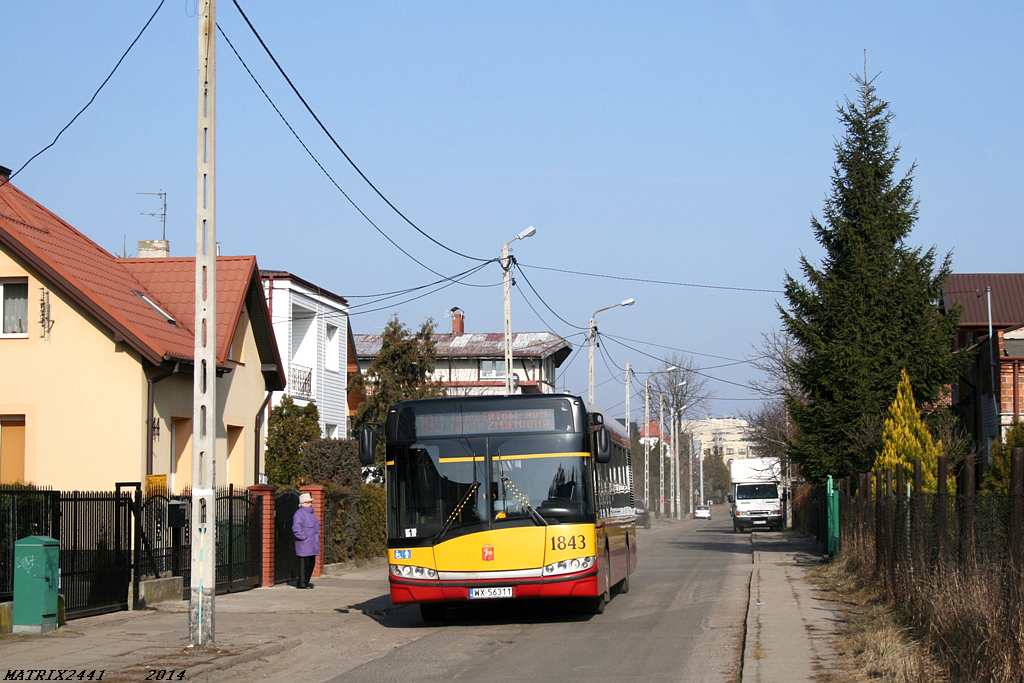 1843
Solaris Urbino 12 prod. 2008

Tutaj 199 w bardzo nieoczywistym miejscu. Tym razem zagadkę rozwiążę od razu. Otóz od 23-go lutego 199 jeździ objazdem, który w stronę Rembertowa przebiega następująco: PKP Ząbki - Piłsudskiego - Szwoleżerów... Ten wóz jeździł jednak inaczej - nieco na skróty, choć żadnego przystanku nie pomijał. Od PKP Żabki jechał Piłsudskiego - Kołłątaja - Ks. Skorupki - Lotnicza - Szwoleżerów. Może i szybciej było tą Lotniczą, ale czy bezpieczniej po tych dziurach i progach?

Jedyne co było w tym fajne - mina okolicznych mieszkańców (niektórzy totalnie głupieli) i niektórych pasażerów - np. mnie.
Słowa kluczowe: SU12 1843 199 Ząbki Lotnicza