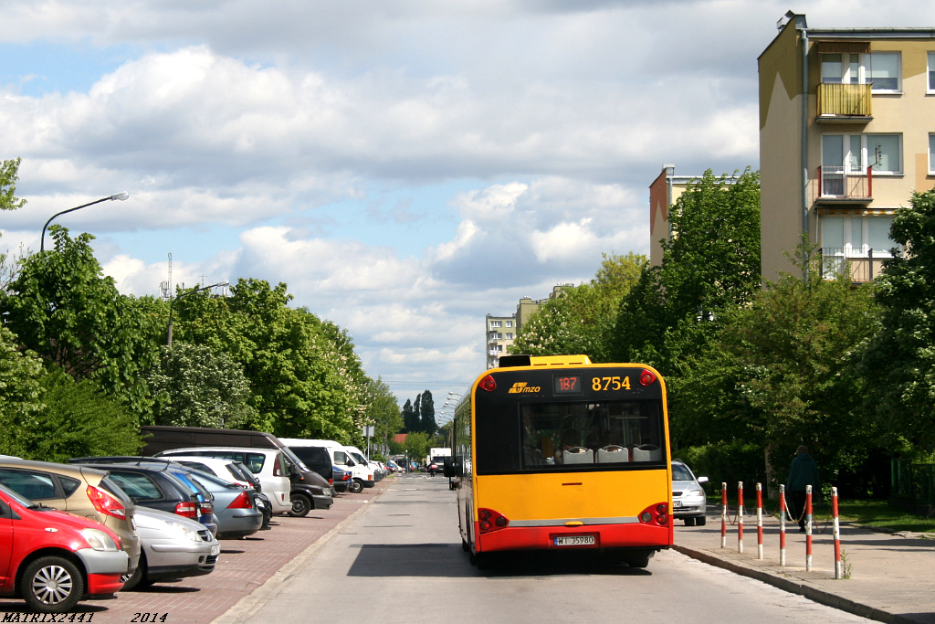 8754
Solaris Urbino 15, prod. 2001

W Ursusie się dzieje. Jakiś czas temu przestałem już nadążać za zmianami, które ciągle tam następują. Toteż niesamowicie się zdziwiłem kiedy jadąc 187 do Ursusa, kierowca skręcił w Zagłoby. Na galerii nikt nic z tego objazdu dotąd nie wrzucał, a - jak się okazuje - deskorolki na widocznym 187 oraz szczeniaczki na 194 jeżdżą sobie w najlepsze tą osiedlową uliczką już 2 miesiące.
Słowa kluczowe: SU15 8754 187 Zagłoby