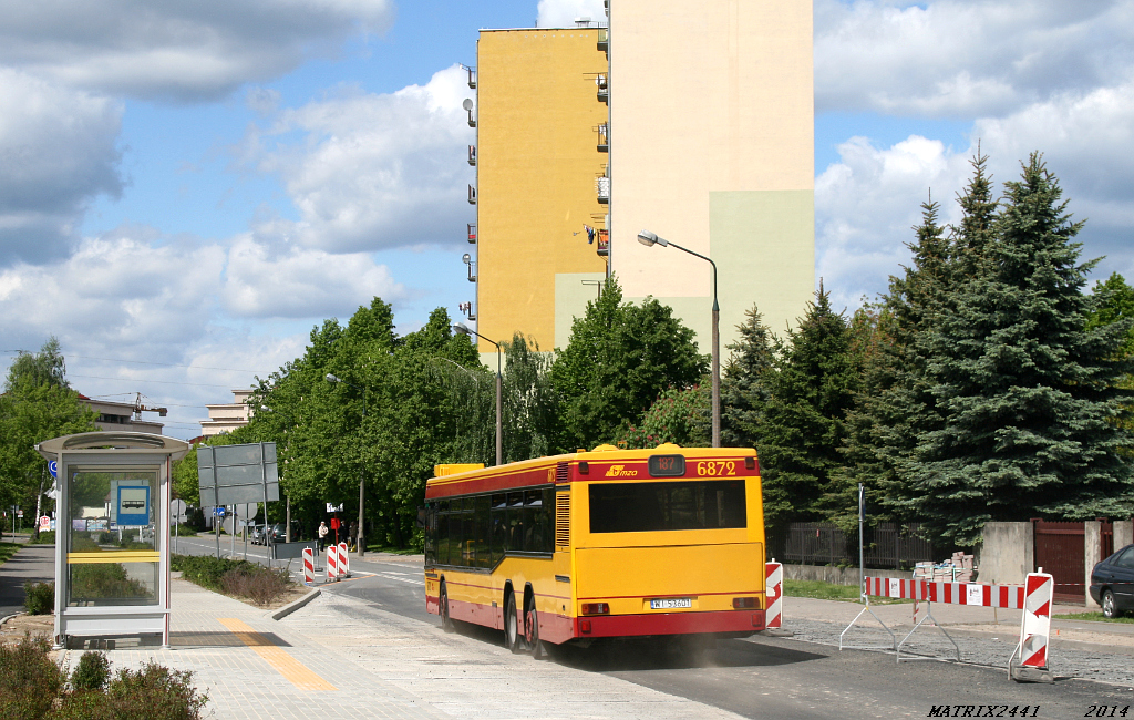 6872
Neoplan N4020td, prod. 1998

Budowa ronda na ul. Orląt Lwowskich spowodowała zwężenie tejże ulicy do jednego pasa.

Lubię focić w tej okolicy. Naprawdę przyjemne fotki wychodzą w takie słoneczne dni. A kiedy podjedzie jeszcze jakiś fajny Neoś z dobrym DAF-em, to już w ogóle wszystko gra.
Słowa kluczowe: N4020 6872 187 OrlątLwowskich