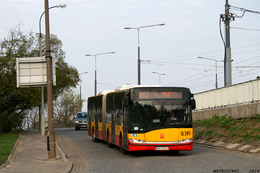 8310
Solaris Urbino 18, prod. 2010

A oto - według mnie - najciekawszy punkt objazdu z 12-go kwietnia. 162 na trasie jak za dawnych lat, zjeżdżające ze Śląsko-Dąbrowskiego na Wisłostradę. Cudownie było tak na godzinę wrócić do tej trasy sprzed 10-ciu lat (nie w całości oczywiście, ale chociaż na Powiślu). A wszystko za sprawą Biegu Charytatywnego dzień przed Orlen Maratonem. Świętokrzyskim biegli, to jechać trzeba było innym mostem. I dzięki temu było tak pięknie.
Słowa kluczowe: SU18 8310 162 MostŚląsko-Dąbrowski