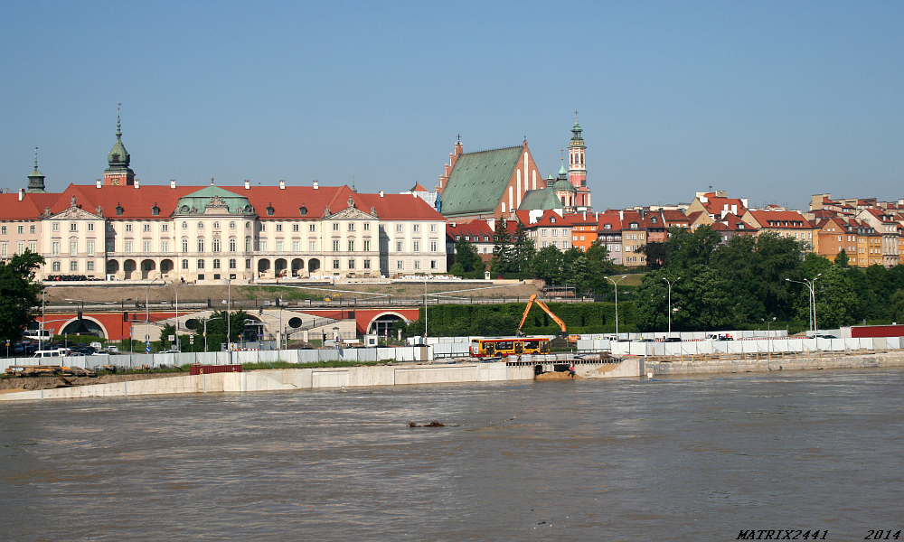 4927
Jelcz M121I, prod. 2007

Dziś rano przez Warszawę przeszła kulminacyjna fala powodziowa. Ostatni raz poziom wody Wisły w stolicy wynosił ok. 7 metrów w czerwcu 2010. I jaki to dziwny zbieg okoliczności - rekordowa fala powodziowa przechodziła przez nasze miasto w 2010 r. 22-go maja, więc praktycznie równo 4 lata temu.
Słowa kluczowe: M121I 4927 118 WybrzeżeGdańskie