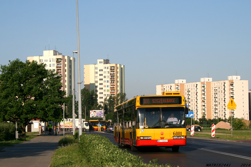 6881
Neoplan N4020 td, prod. 1998

Wybrałem się dziś na Neoplana na 186. I zgodnie z oczekiwaniem pojawił się. Jak wielkie było jednak moje zdziwienie kiedy po kilku minutach podjechał kolejny - z tajemniczą brygadówką 54.  Jak się okazało, wczoraj weszła w życie drobna korekta rozkładu 186. 10 minut po 061/186+128 z Nowodworów rusza brygada 54/186+128, również obsługiwana przez 15-metrowce z Kleszczowej.
Słowa kluczowe: N4020 6881 186 Światowida