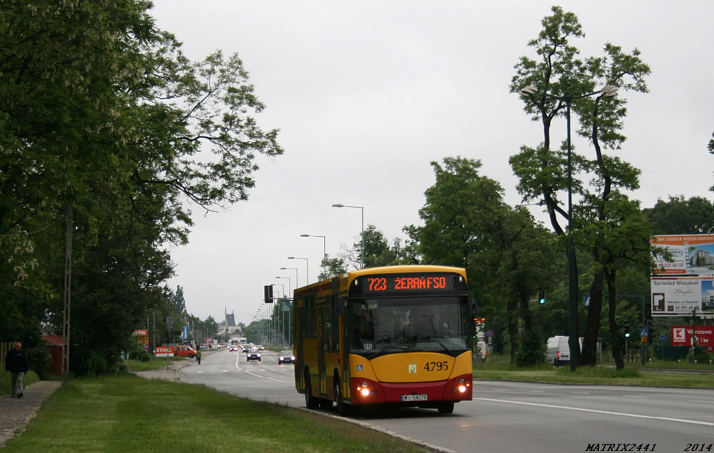 4795
Jelcz M121M, prod. 1997

Gniota na 723 ostatni raz na O-B graliśmy dawno, dawno temu, choć od czasu do czasu się trafi.
Z dedykacją dla Kefasa. Mam nadzieję, że pomogłem. :)
Słowa kluczowe: M121M 4795 723 Modlińska