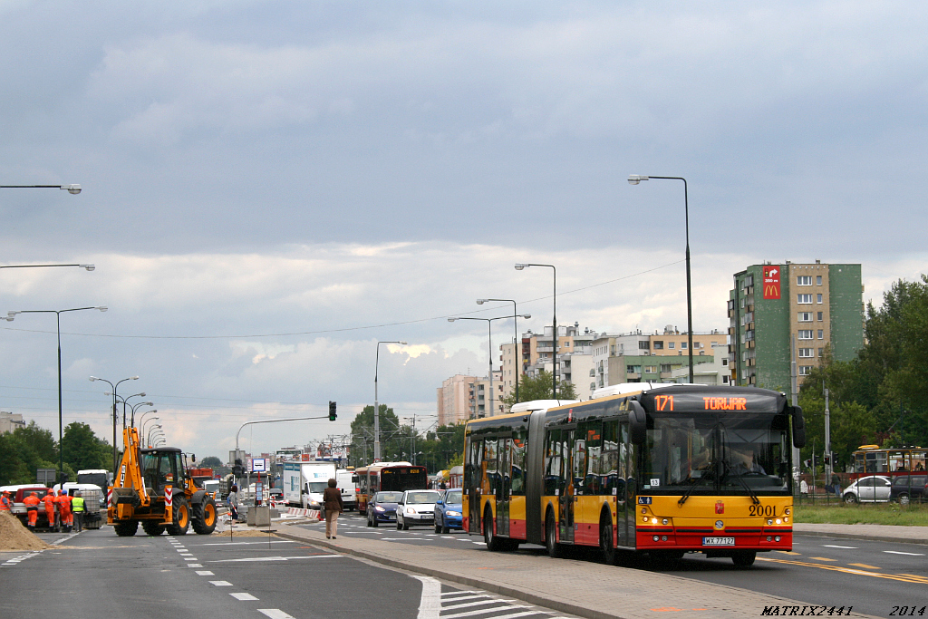 2001
Solbus SM18, prod. 2014

Jeden z najnowszych kleszczowych nabytków odjeżdża właśnie z przeniesionego nieco przystanku Radiowa 01. Skrzyżowanie Radiowej z Powstańców Śląskich zostało zwężone ze względu na prace przy budowie torowiska tramwajowego wzdłuż głównej ulicy tej części Bemowa. W szczycie zapewne są tu spore korki, skoro - jak widać - zabrano po jednym pasie w każdą stronę, wyłączając tym samym jedną jezdnię Powstańców.
Słowa kluczowe: SM18 2001 171 PowstańcówŚląskich