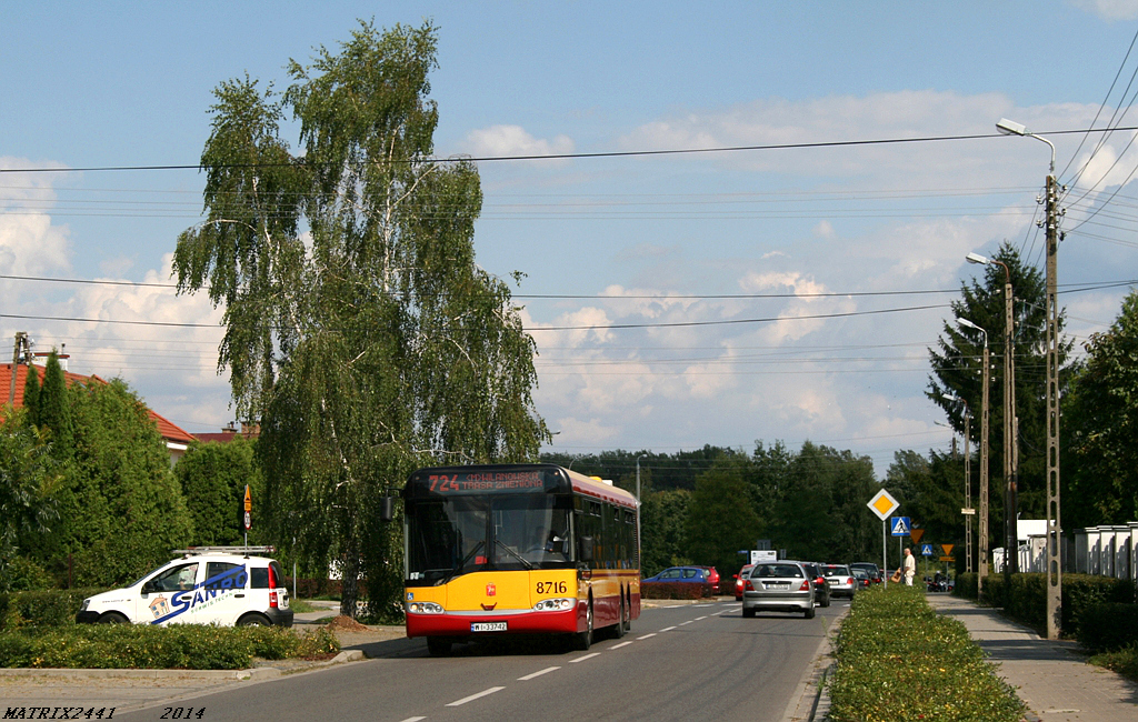 8716
Solaris Urbino 15, prod. 2001

Deskorolkowe 724 na nieużywanej liniowo ulicy Rynkowej, czyli objazd przebudowywanego przejazdu kolejowego w Konstancinie. Swoją drogą ten Konstancin to całkiem przyjemne miasto. Różne rodzaje klimatu - od leśnego po przemysłowy - i to w dobrym wydaniu, sporo dobrze oświetlonych miejsc i masa miejscówek doskonale nadających się na motywy fotograficzne.
Słowa kluczowe: SU15 8716 724 Konstancin-Jeziorna Rynkowa