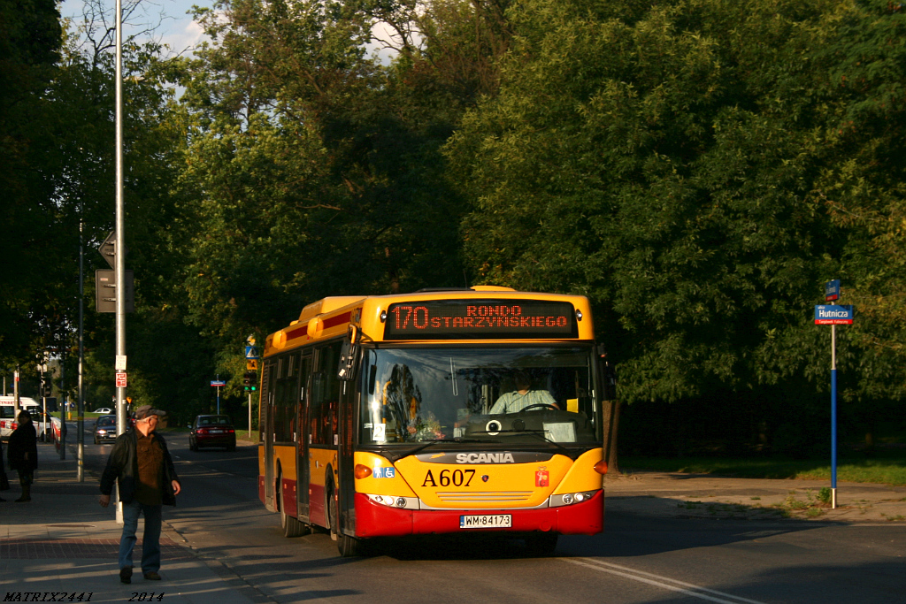 A607
Scania CN270UB OmniCity, prod. 2008

Mija 70 lat od jednego z najtragiczniejszych wydarzeń w historii Targówka Fabrycznego. 25-go lipca 1944 roku Niemcy zorganizowali w tej części Targówka łapankę. Wywieźli do obozów pracy przymusowej ok. 4000 mężczyzn. Wielu zginęło w obozach, wrócili nieliczni, najczęściej niezdatni już - ze względu na wyczerpanie organizmu - do cięższych prac. Przez wiele lat osiedle nie rozwijało się. Nazywane było zadupiem, miejscem, gdzie diabeł mówi dobranoc. Jednak Targówek Fabryczny przez dość długi czas od owego 1944-go roku nie miał właściwie żadnej możliwości rozwoju, gdyż w gospodarstwach domowych pozostały praktycznie same kobiety, na które spadł kolejny - obok wychowywania dzieci i zajmowania się domem - obowiązek - utrzymanie rodziny. Nie było zatem rąk do budowy kolejnych budynków, bloków itp. Ponadto władze miasta zajęły się odbudową bardzo zniszczonej lewobrzeżnej Warszawy.
Słowa kluczowe: CN270UB OmniCity A607 170 KsięciaZiemowita