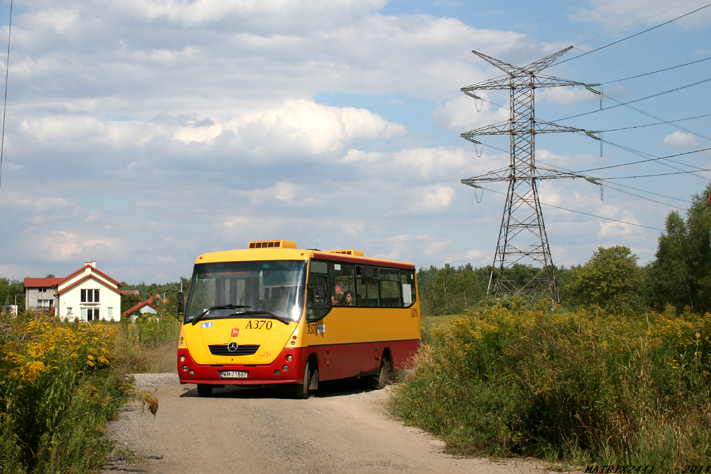 A370
Autosan H7-20 Solina, prod. 2008

Najfajniejsze miejsce na trasie 741 - zawrotka w szczerym polu na wyjeżdżonym kawałku placu, gdzie nie ma ani grama asfaltu to naprawdę solidna dawka klimatu. W ogóle ten podjazd pod Os. Bukowy Dworek to świetna sprawa.

Solina chwilę po wykonaniu fotki o mało nie staranowała mnie w krzaczory za moimi plecami, a kierowca wozu zaczął wykrzykiwać z zapytaniem kto mi dał pozwolenie na robienie mu zdjęć...
Słowa kluczowe: H7-20 Solina A370 741 Jabłonna 1Maja