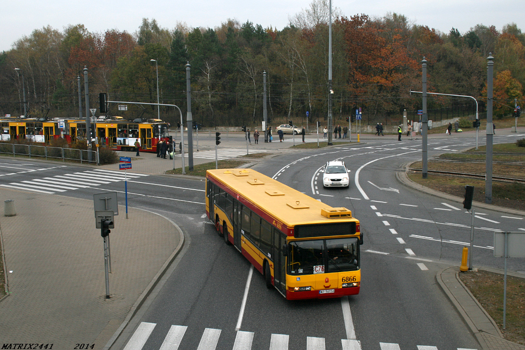 6866
Neoplan N4020td, prod. 1998

W tym roku jedyną linią cmentarną, na której mogły się pojawić Neoplany było C76. 6866 to jedyny Neoś w starych barwach, który wyjechał w ten weekend na jakąś Cetkę.

Pozdrowienia dla współfocącego Busiarza!
Słowa kluczowe: N4020 6866 C76 RondoŻaba Starzyńskiego