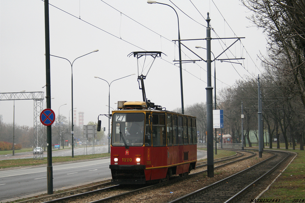 1220
Konstal 105Na, prod. 1987

Trochę z zaskoczenia mi podjechał, ale złapałem. Większym zaskoczeniem jest dla mnie fakt, że ten skład nie jeździ już z braciszkiem 1221. To chyba stosunkowo świeża rozłąka, bo wszystkie żoliborskie solówki jakiś czas temu złapałem i tej właśnie w swojej kolekcji nie mam.
Słowa kluczowe: 105Na 1220 27 Wolska