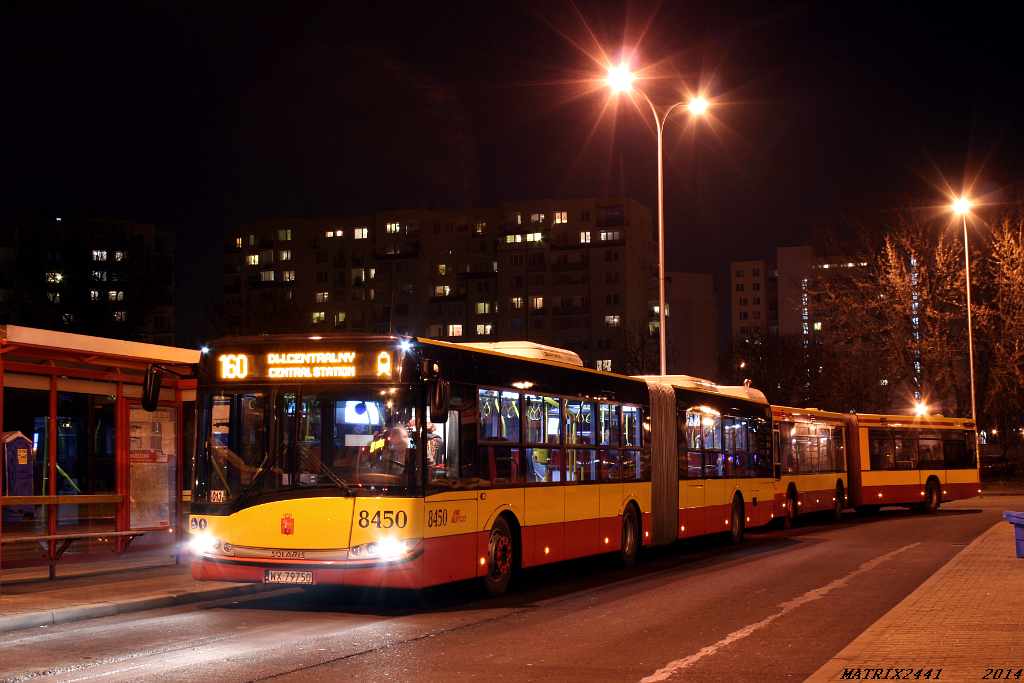 8450
Solaris Urbino 18, prod. 2014

Nowe Solarisy wyjechały na swoje pierwsze trasy już w poniedziałek, a ja na sfotografowanie tychże nówek wybrałem się dopiero dziś (i o dziwo nikt mnie nie uprzedził...). Autobusy nowej serii pojazdów z Bolechowa dość znacznie różnią się od poprzednich wersji przegubowych Solarisów i całkiem wyraźnie to widać (a nawet i czuć).
Pierwsze wrażenie, jakie zrobił na mnie widoczny na fotce wóz było dobre.
Słowa kluczowe: SU18 8450 160 Targówek