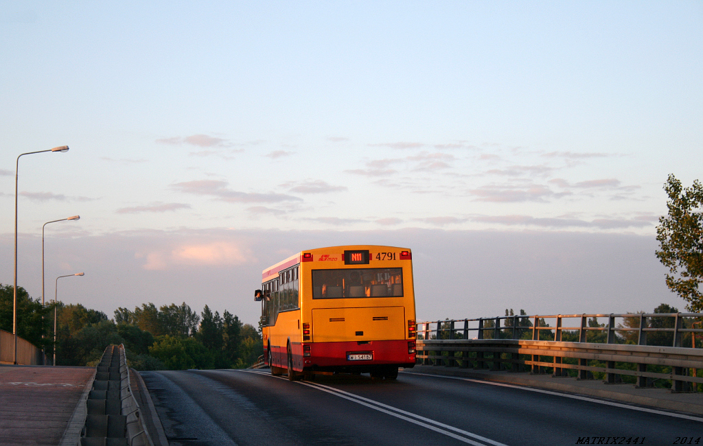 4791
Jelcz M121M, prod. 1997

Ostatnio pogoda na tyle przypomina lato, że aż pogrzebałem w folderze ze zdjęciami z lata i zapodaję taką oto fotkę.
4:41 i wóz w pełnym, ciemnozłotym słoneczku. Póki co sytuacja nie do powtórzenia, ale miłośnicy upałów już pewnie odliczają do tego czasu dni. Tymczasem ja mam wciąż nadzieję, że jeszcze tej zimy będą piękne, mroźne dni.
Słowa kluczowe: M121M 4791 Rozwadowskiego Kraśnicka N11