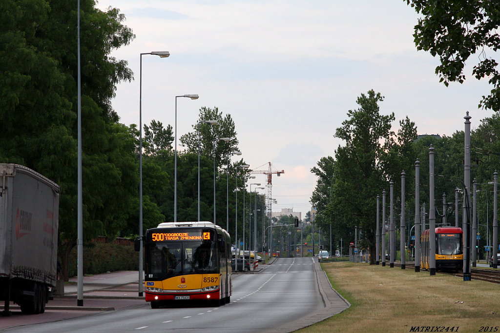 8587
Solaris Urbino 18, prod. 2013

W weekend remontowana była jezdnia ulicy Św. Wincentego na odcinku od Borzymowskiej do Kondratowicza. Nie obyło się bez objazdów. I tak np. 500 trafiła na ulice: Chodecką, Matki Teresy z Kalkuty i widoczną tu Odrowąża.
Czas przejazdu na odcinku Podgrodzie - Rondo Żaba był wyraźnie krótszy, niż na podstawowej trasie. Rozkład przewidywał bodajże 11 minut, ale jazda na +2 była normą. No i wreszcie ta pięćsetka pomijała trochę przystanków!
Słowa kluczowe: SU18 8587 500 Odrowąża